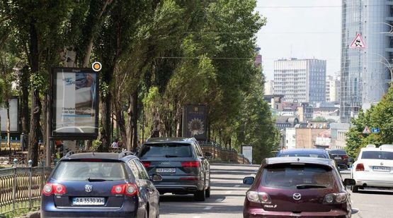 Фото рекламної площини за адресою Леси Украинки бул. разделитель