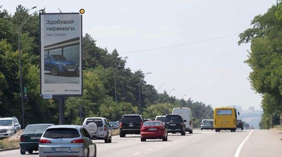 Фото рекламной плоскости по адресу Броварской пр., 44, разделитель, АЗС ОККО, в Киев