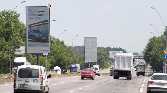 Фото рекламної площини за адресою Броварской пр., 44, разделитель, АЗС ОККО, в Бровары