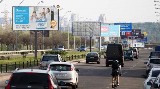 Фото рекламной плоскости по адресу Оболонский пр. , разделитель, к пр.Бандеры