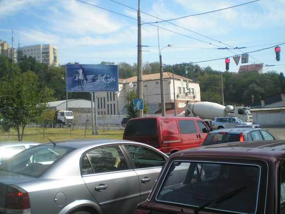 Фото рекламной плоскости по адресу ул. Киквидзе, выезд на Железнодорожное шоссе, на светофоре
