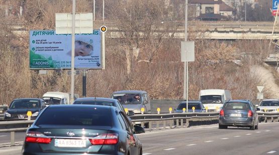 Фото рекламной плоскости по адресу Столичное шоссе,350м от Южного моста, в Киев