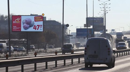 Фото рекламной плоскости по адресу Столичное шоссе, разделитель, возле АЗС, из Киева