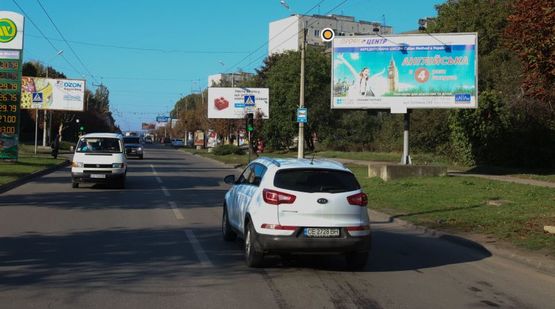 Фото рекламной плоскости по адресу Комарова ул, 32, из центра