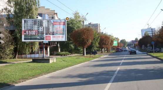 Фото рекламной плоскости по адресу Комарова ул, 32, в центр