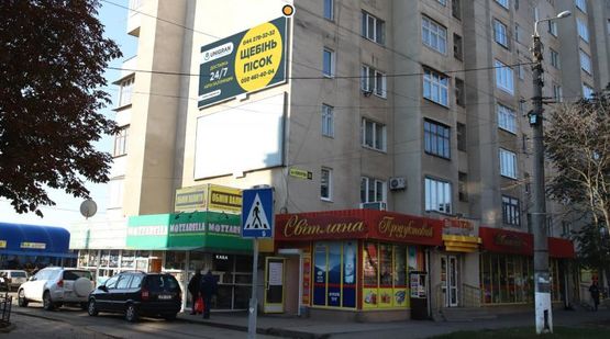 Фото рекламной плоскости по адресу Комарова ул, 33, верхний, в центр