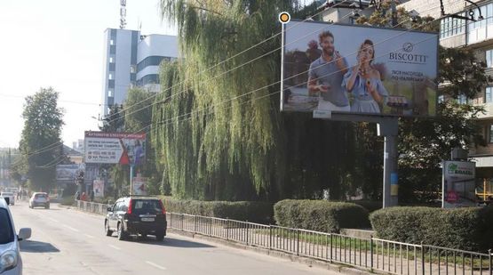 Фото рекламной плоскости по адресу Главная ул / Комарова ул, напротив Автостанции, из центра