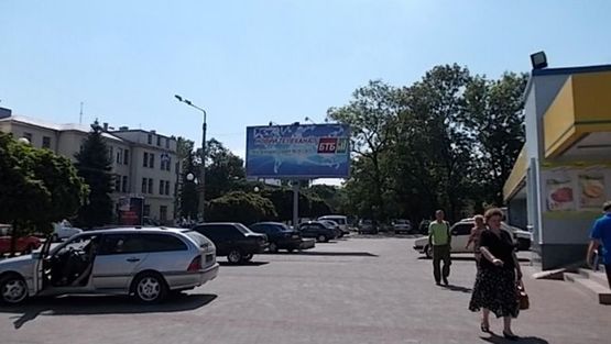 Фото рекламной плоскости по адресу Привокзальная пл. 11, напротив центр.гастронома, возле Ж/Д вокзала и ТЦ, в центр !!! Размер 2800х5970 мм !!!