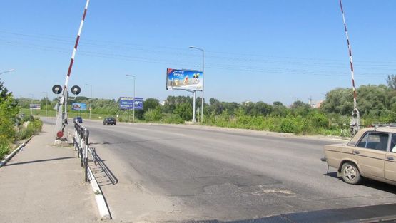 Фото рекламной плоскости по адресу Надричная ул, за ж/д переездом, от переезда