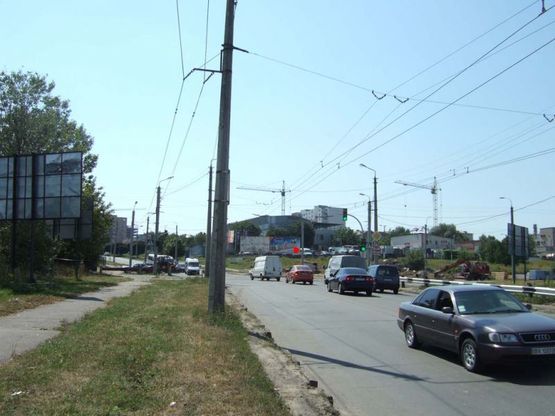 Фото рекламной плоскости по адресу перехрестя вул.П.Мирного - вул.Озерна. неподалік: автосалон "АІС", склади будматеріалів (в центр) [праве вухо]