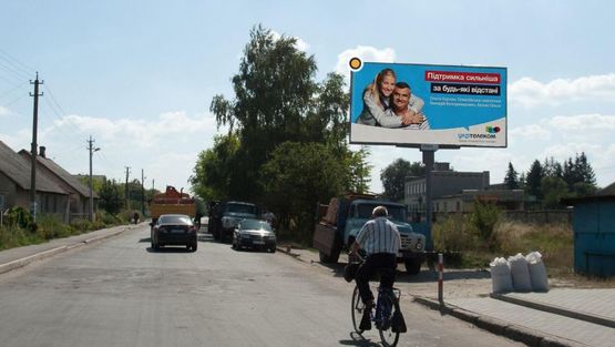 Фото рекламної площини за адресою Фестивальная ул / Хмельницкого Б ул, из центра