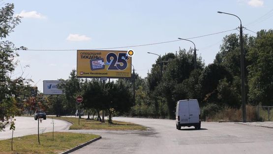 Фото рекламной плоскости по адресу Карпенка-Карого ул., разделитель, АЗС Мавекс, из центра