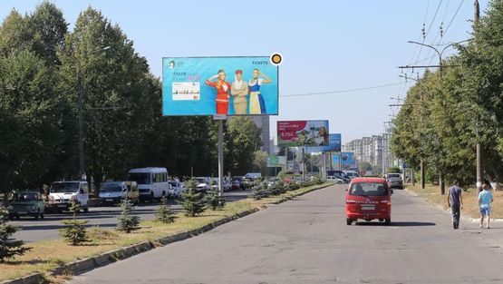 Фото рекламной плоскости по адресу Ершова ул., супермаркет Бум, разделитель, в центр