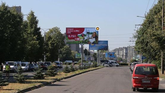 Фото рекламної площини за адресою Ершова ул, ТЦ ГЛОБУС, разделитель, в центр