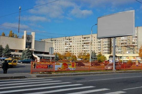 Фото рекламной плоскости по адресу пр.-т.Соборності,14 (розділова смуга) від Там Таму