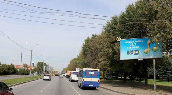 Фото рекламной плоскости по адресу Стрыйская ул., напротив д.324, возле выезда с АЗС «УкрНафта»