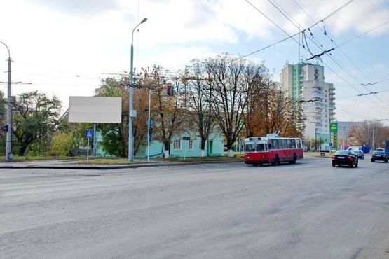 Фото рекламной плоскости по адресу на розі вул.Рівненської та вул.Бринського