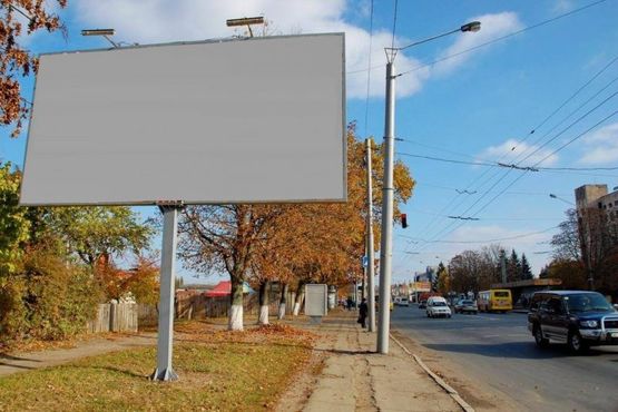 Фото рекламной плоскости по адресу вул.Рівненська 17  від Київського майдану