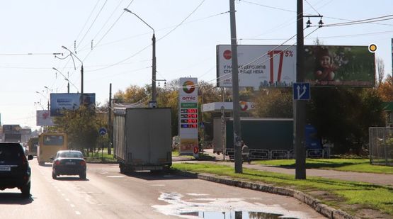 Фото рекламной плоскости по адресу Маршала Жукова пр.  4-б, перед АЗС, правый
