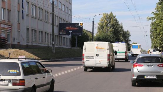 Фото рекламної площини за адресою Черняка ул, 4, из центра