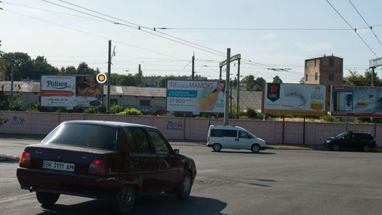 Фото рекламної площини за адресою Киквидзе ул / Сагайдачного ул, первый слева, из центра