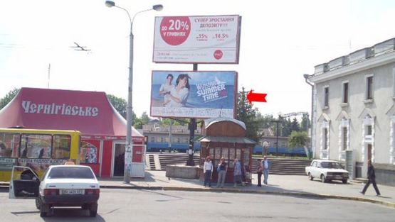 Фото рекламной плоскости по адресу Привокзальная пл, слева от входа, нижний, из центра