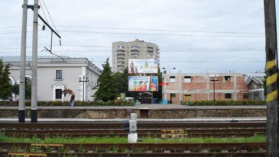 Фото рекламної площини за адресою Привокзальная пл, слева от входа, нижний, в центр