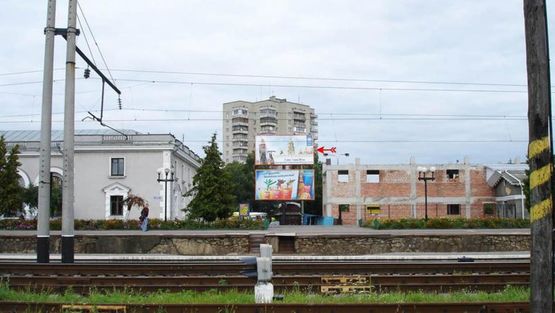 Фото рекламной плоскости по адресу Привокзальная пл, слева от входа, верхний, в центр