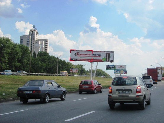 Фото рекламної площини за адресою Кольцевая дорога (разделитель, в направлении Одесской площади) напротив ул.Зодчих, 32