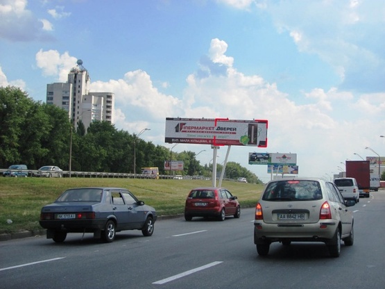 Фото рекламної площини за адресою Кольцевая дорога (разделитель, в направлении Одесской площади) напротив ул.Зодчих, 32