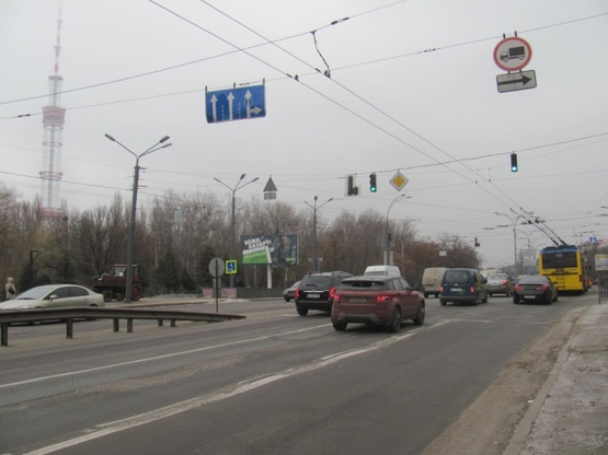 Фото рекламної площини за адресою Фрунзе ул. (подъем на ул. О.Телиги), АЗС "Shell", Поликлиника №4, Паб "Вудди", Кириловская церковь, в направ. Московского моста