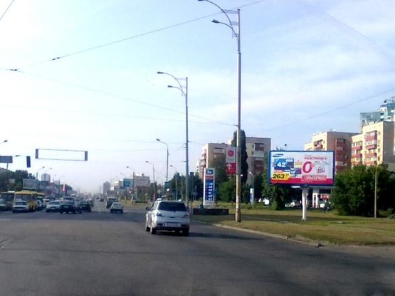 Фото рекламної площини за адресою Братиславская ул. - просп. Лесной (АЗС "ТНК", в направлении Броварского просп.)
