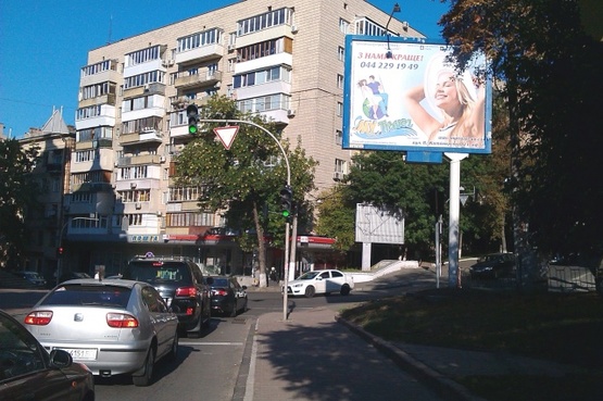 Фото рекламной плоскости по адресу Богдана Хмельницкого ул., 63 (Фонд Державного майна, ПриватБанк, выезд на ул. О.Гончара)