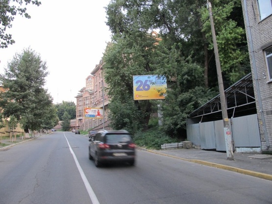 Фото рекламной плоскости по адресу Кудрявский спуск, 5 (от ул. Глыбочицкой в сторону Львовской пл.)