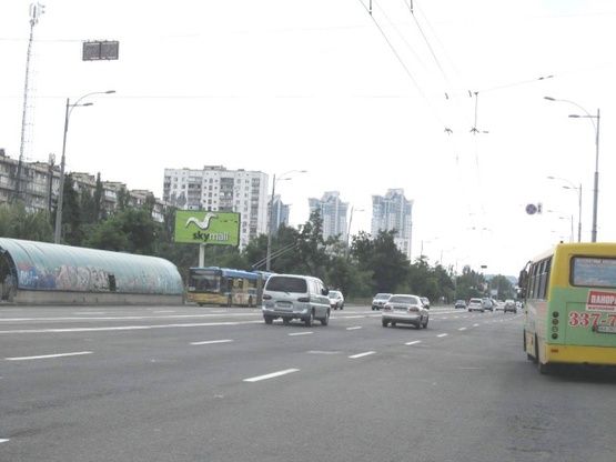 Фото рекламної площини за адресою Воссоединения просп. - ул. Серафимовича, 15А (Торговый Дом "Березняки",  в направлении моста Патона)