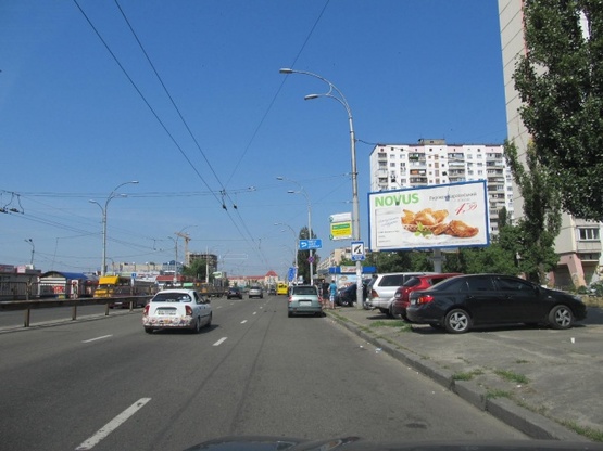 Фото рекламной плоскости по адресу Малиновского ул. - Оболонский просп. (ст. м.  Оболонь, супер-маркет "Велика кишеня", семейный центр "Дивосвіт")