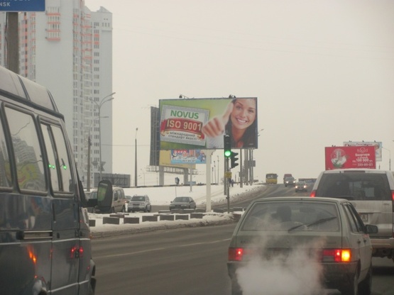 Фото рекламной плоскости по адресу Днепровская набережная (100 м от ст. м.  Осокорки, ТЦ "Аркадия", АЗС "WOG", "Евробазар", в направлении Бажана Н. просп.)