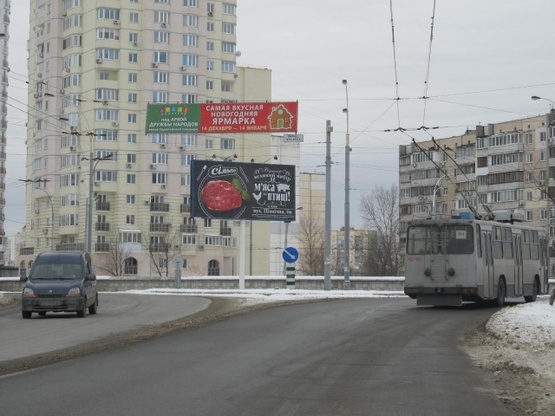 Фото рекламной плоскости по адресу Героев Днепра ул., 73 (треугольник)/пересечение с Героев Сталинграда просп. (сьезд с просп. Героев Сталинграда на Героев Днепра ул.)
