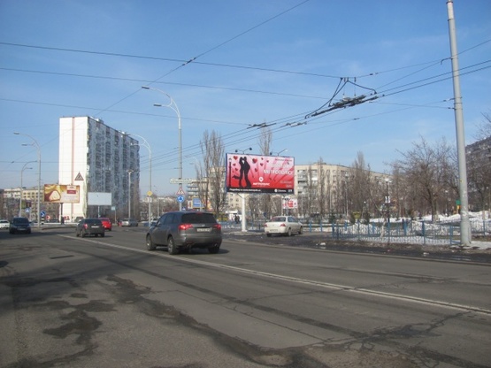 Фото рекламной плоскости по адресу Дружбы народов пл., ул. Лайоша Гавро,26/ ул.Малиновского (семейный центр "Дивосвіт", Амбулатория, в направлении просп.Героев Сталинграда)