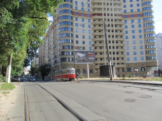 Фото рекламной плоскости по адресу Дмитриевская ул., напротив №104 (АЗС "ANP", Центр Финансових Услуг, супер-маркет "Континент",паб "Бирштадт", кинотеатр "Киевская Русь")