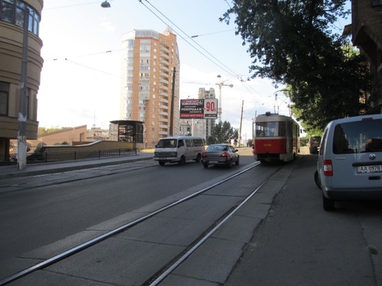 Фото рекламной плоскости по адресу Дмитриевская ул., напротив №104 (АЗС "ANP", Центр Финансових Услуг, супер-маркет "Континент",паб "Бирштадт", в направлении ул. Артема)