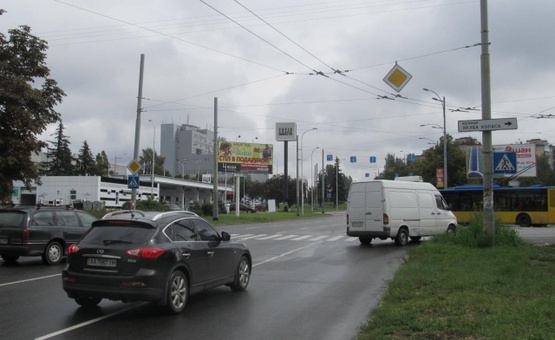 Фото рекламної площини за адресою Героев Космоса ул., 6 (на разделителе, ТРЦ "Ритм", АЗС "Socar", "Пресса Украины", в направлении просп. Леся Курбаса)