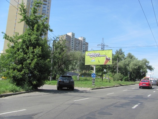Фото рекламной плоскости по адресу Правды просп./Вышгородская ул. (на разделителе, АЗС "Лукойл", направление на Виноградарь)