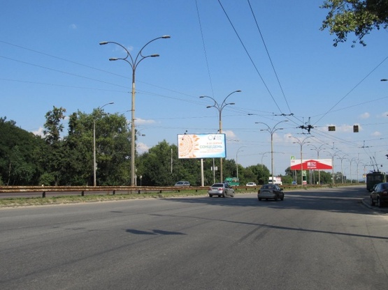 Фото рекламной плоскости по адресу Заболотного Ак. ул., 156 ("Миронівський хлібопродкут", навпроти поворота на Пирогово, АЗС "ОККО", направ. из центра к автобазару (на разделителе)