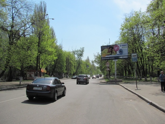 Фото рекламной плоскости по адресу Туполева ул., 7 (маркет "Фора", аптека "Доброго дня") в направ. к ст. м.  Нивки