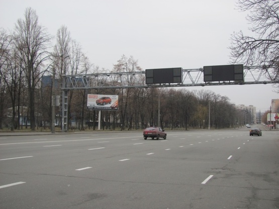 Фото рекламной плоскости по адресу Московский просп. (концерт-холл FREEDOM, БЦ "Форум Парк Плаза", Надра Банк, Альфа Банк, в направ. ул. С.Скляренко)