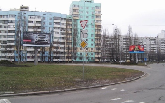 Фото рекламной плоскости по адресу Лайоша Гавро ул., 11а/ ул. Мате Залки, (Райффайзен банк Аваль, м-н "Обрий", маркет "Сильпо", "Фора", УкрСибБанк)