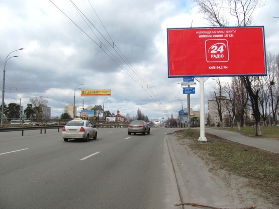 Фото рекламной плоскости по адресу бульв. Перова, поворот на ул. Алишера Навои