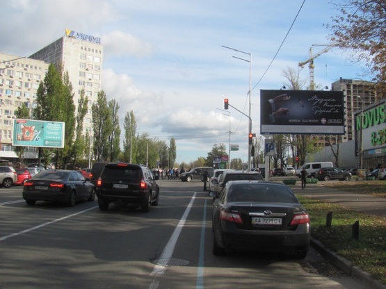 Фото рекламної площини за адресою Сверстюка Е. ул.(Расковой М. ул.)  ул., напротив дома № 15 ("Укрхимтрансамиак", "Приват Банк", "Украинский профессиональный Банк", в направлении просп. Воссоединения)