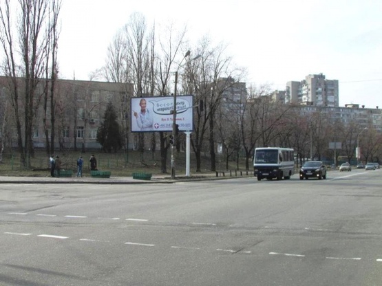 Фото рекламної площини за адресою Сверстюка Е.ул.(Расковой М. ул.)  ул.,  напротив дома № 15 ("Укрхимтрансамиак", "Приват Банк", "Украинский профессиональный Банк",500 м к ст. м.Левобережная)